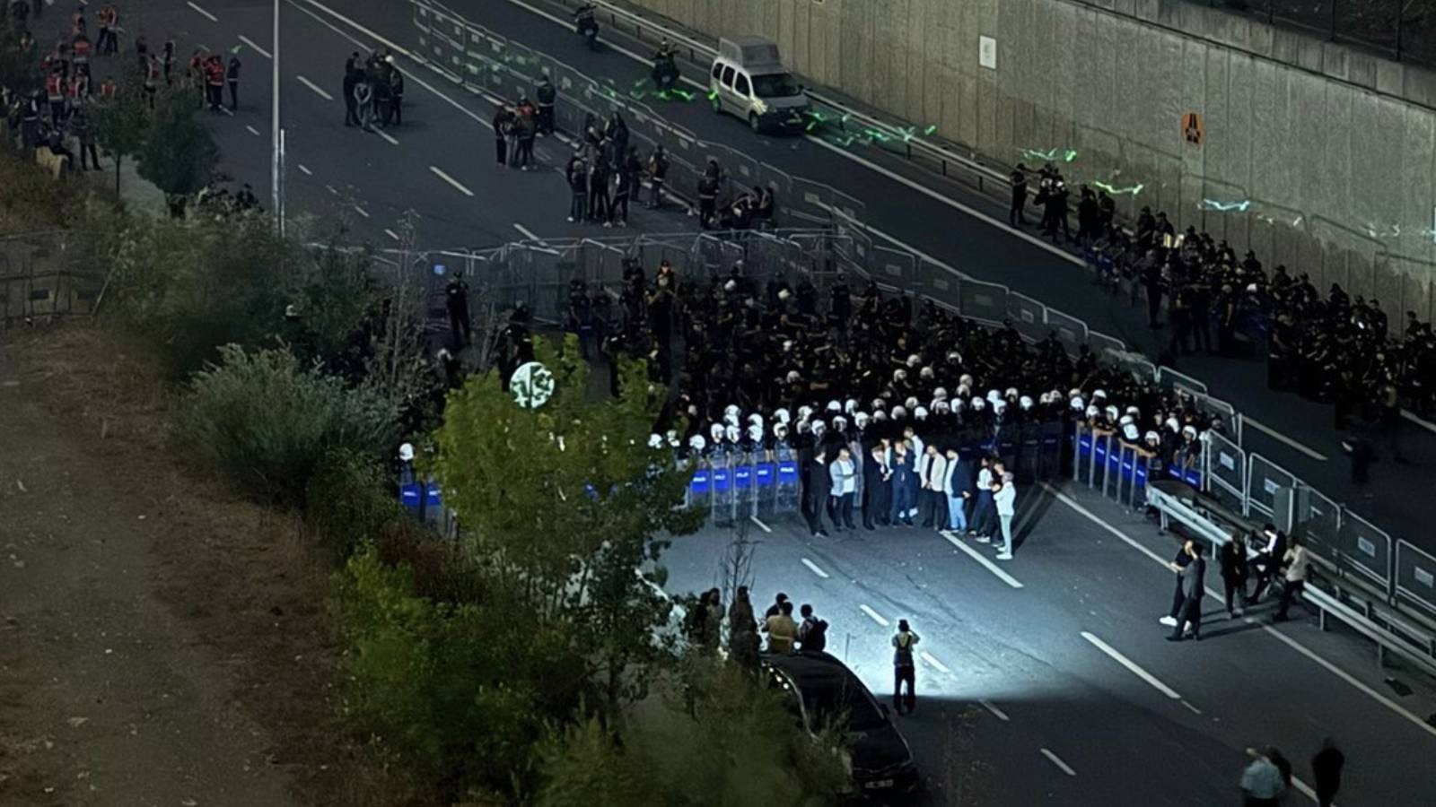 yesil sol parti 12 eylulun yil donumunde darbe uygulamalari EfBSawW7