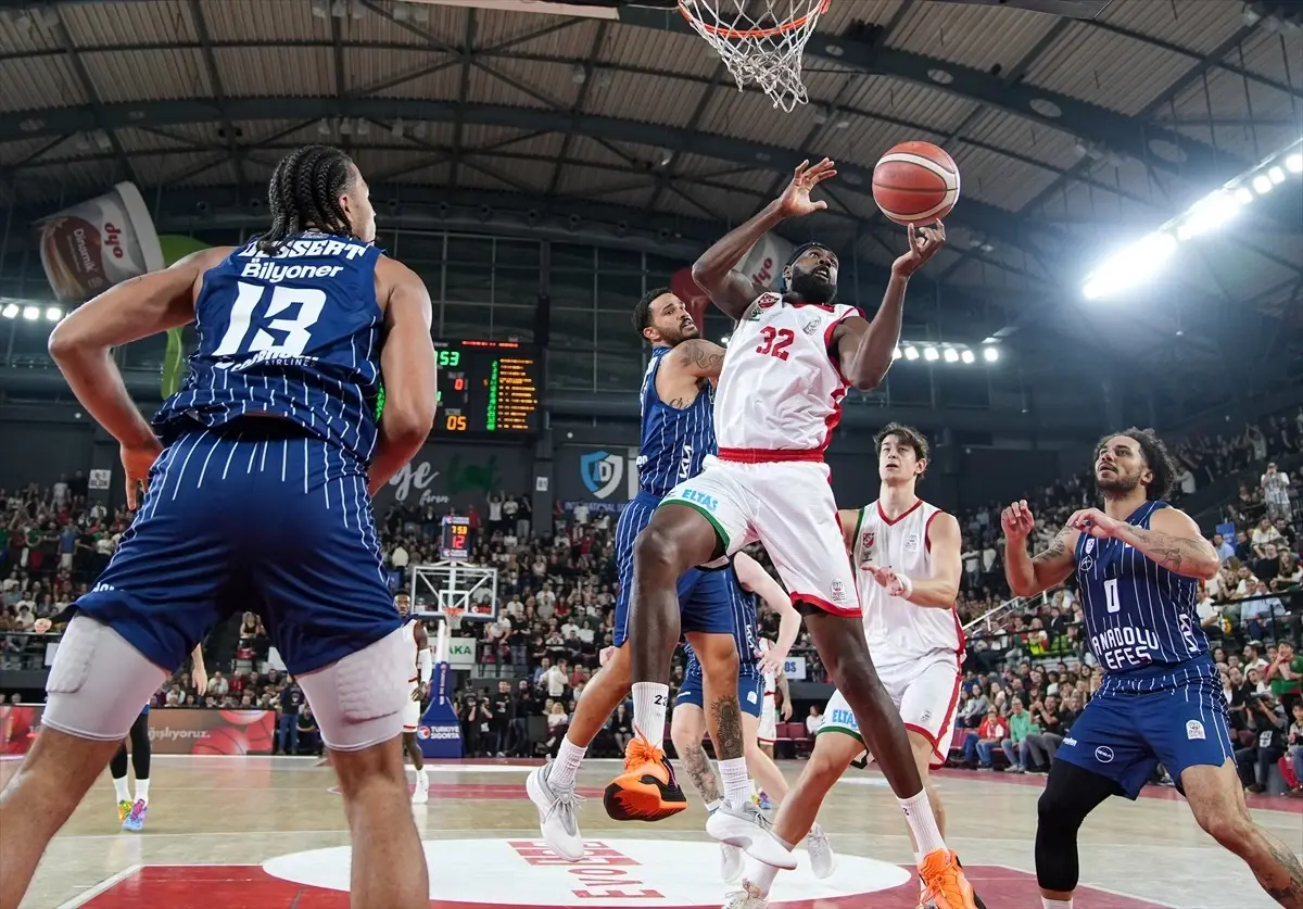 anadolu efes karsiyakayi deplasmanda yenerek 4te 4 yapti L6cnMLaV.jpg