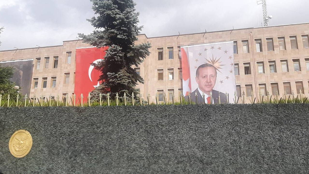 cumhuriyet tarihinde bir ilk 29 ekim icin tsk binasinda erdoganin da posteri asildi DXZeq12W.jpg