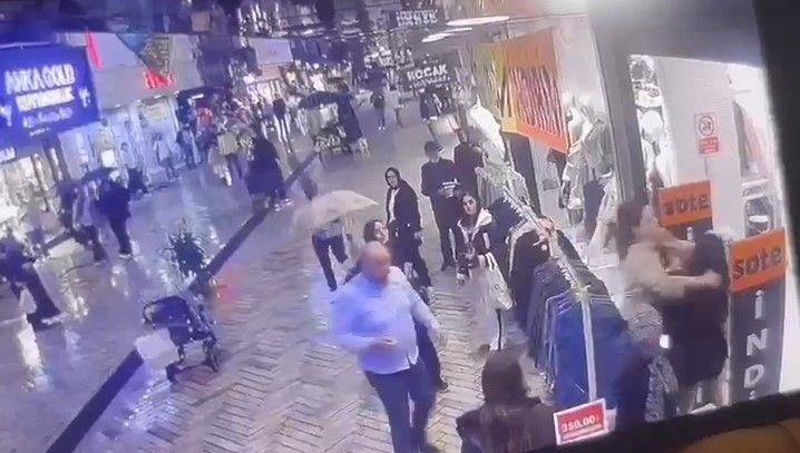 etek giyen universite ogrencisine saldiri gozaltina alindi YNPDwJ7E