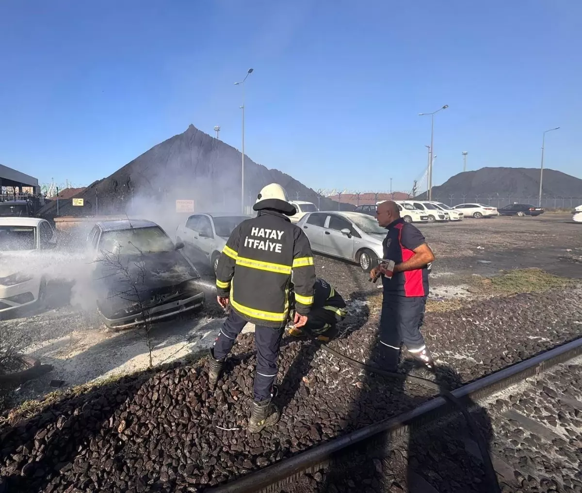 hatayda park halindeki otomobil alevlere teslim oldu ZAT1Tvx9.jpg