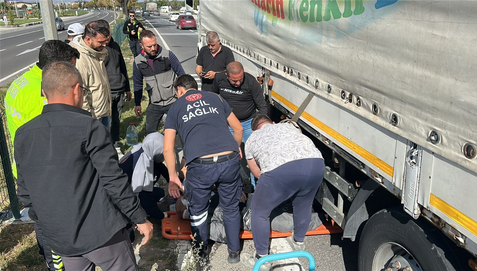 karsiya gecmek isteyen yasli adama tir carpti pcxpvrS9.jpg