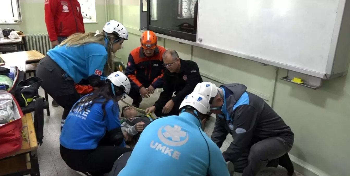 kirklarelinde okullarda es zamanli deprem tatbikati yapildi qbK5HUHt.jpg