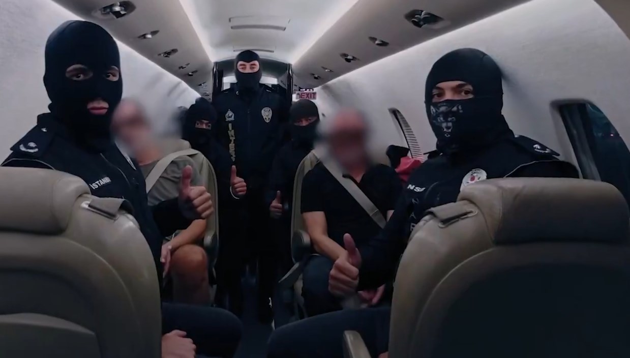 kirmizi bultenle araniyordu baede yakalanan iki kisi turkiyeye getirildi cQKQ2upL