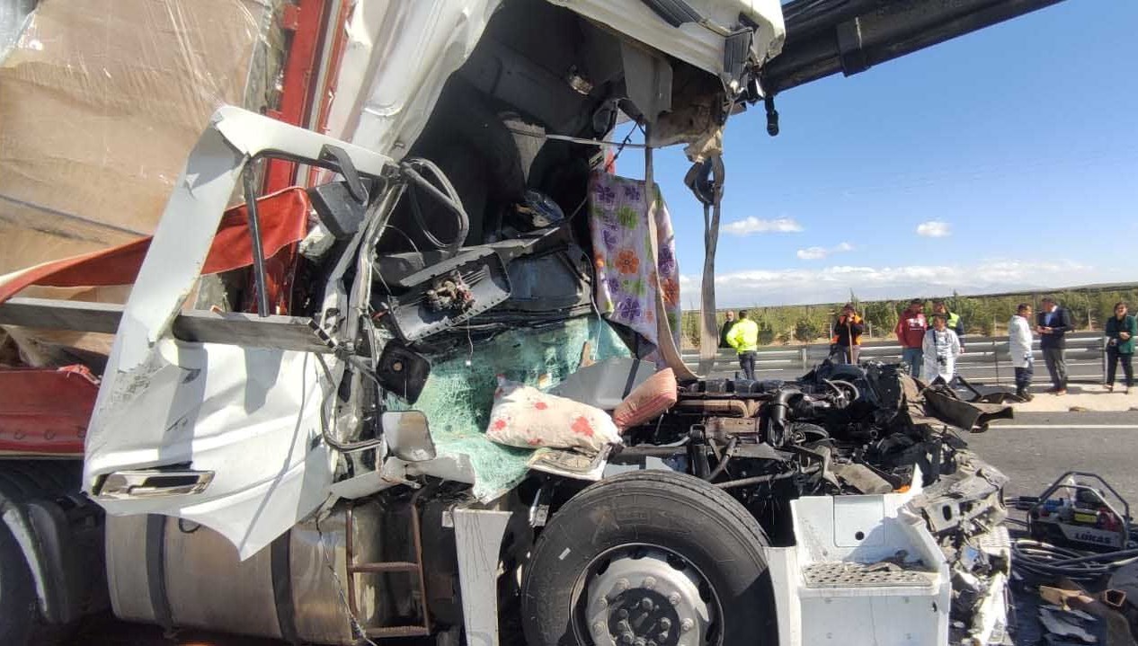 konyada uc arac birbirine girdi olu ve yaralilar var 7zUu3yXZ