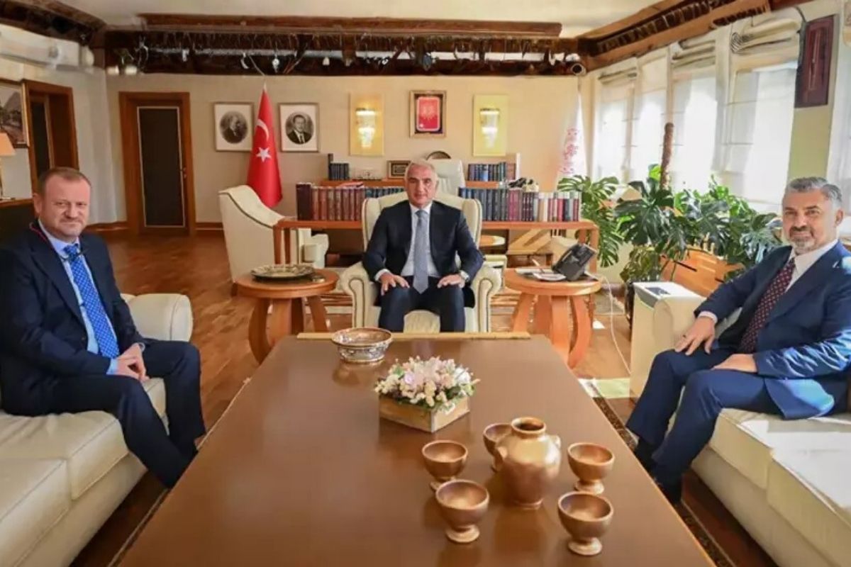 kultur ve turizm bakani mehmet nuri ersoy rtuk baskani mehmet danis ve turk telekom ceosu ebubekir sahini kabul etti zedmrRil.jpg