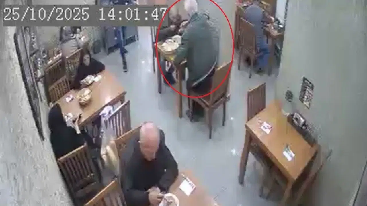 nefes borusuna yiyecek kacan musteriyi heimlich manevrasiyla kurtardi RhXLcqJg.jpg