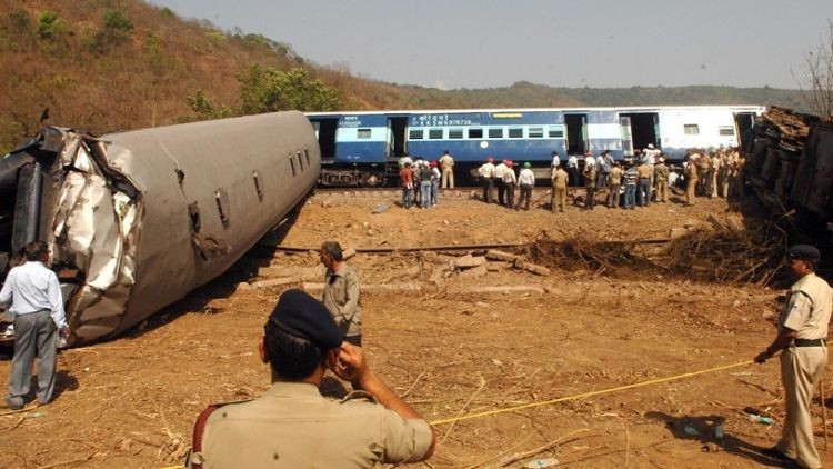 hindistanda tren kazasi iki tren carpisti 8 olu 14 yarali c3mRUwbF.jpg