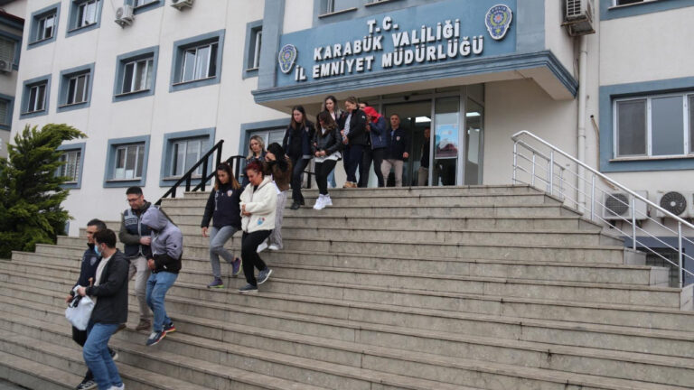 karabuk-merkezli-dolandiricilik-operasyonu-18-supheli-tutuklandi-wCrj14XT