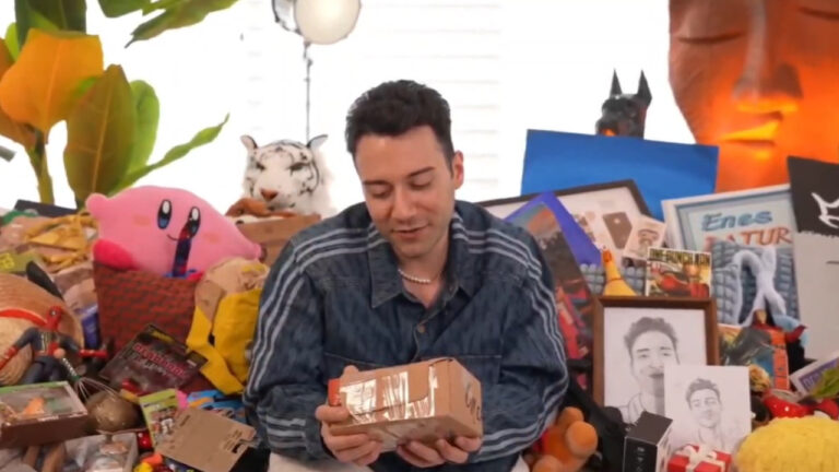 enes-batura-igrenc-dogum-gunu-hediyesi-kutudan-cikanlar-olay-oldu-BMv26KyF