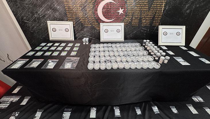 istanbul-merkezli-sahte-pirlanta-sebekesine-darbe-dev-operasyonda-ele-gecirilenler-dudak-ucuklatti-HDFn5iTp
