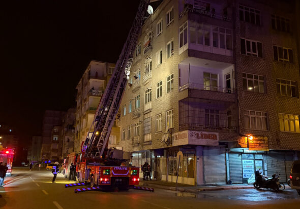 kayseride-apartman-yangini-panigi-vatandaslar-balkonlara-cikti-xdQGLEEu