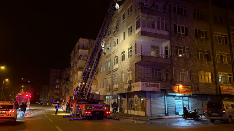 kayseride-apartman-yangini-panigi-vatandaslar-balkonlara-cikti-xdQGLEEu