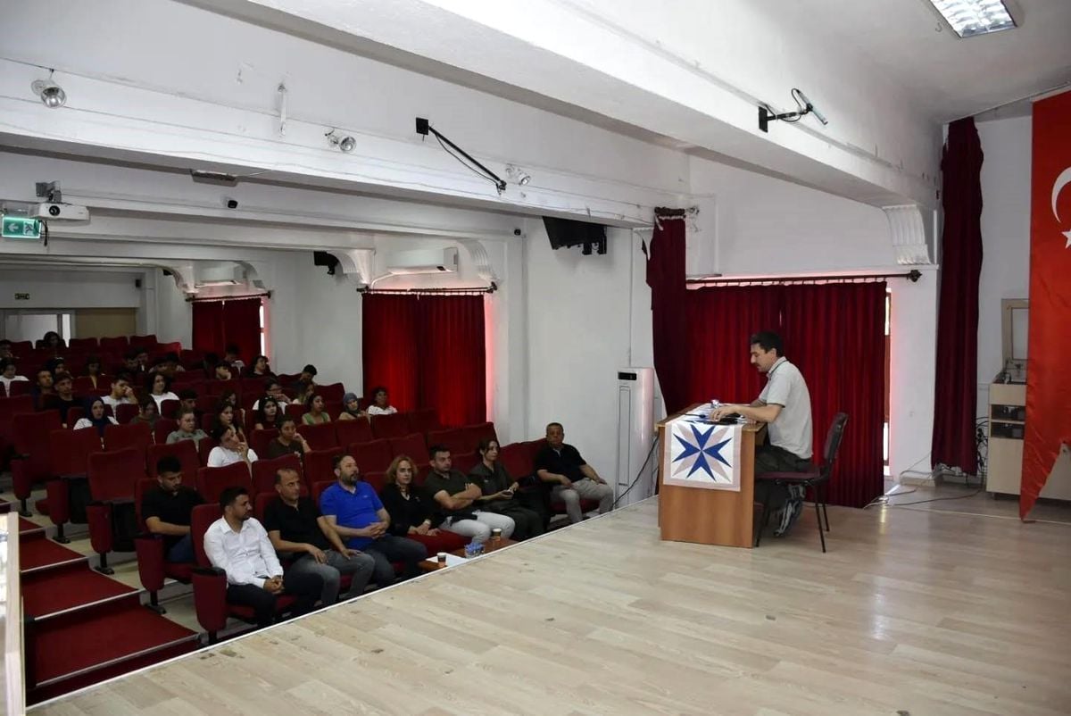 koycegizde-universite-ogrencileri-sektor-temsilcileriyle-bulusuyor-LTxhS6wG