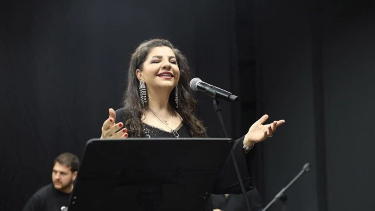 sakaryada-turk-sanat-muzigi-ruzgari-cigdem-gurdal-sahne-aldi-S2pKpvIK