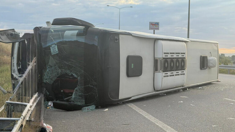 yurekler-agiza-geldi-balikesirde-yolcu-otobusu-devrildi-JvfBJzMD